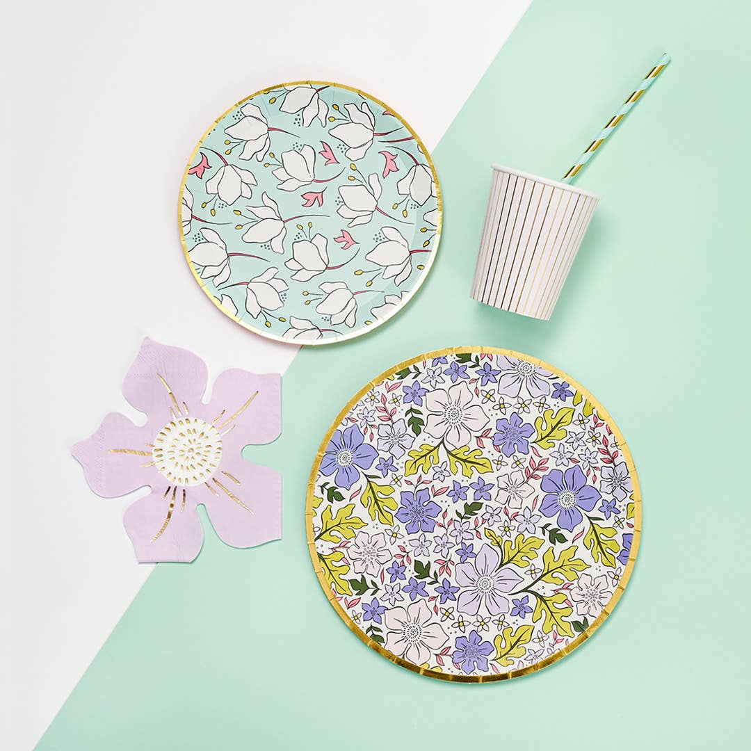 In Full Bloom Large Paper Party Plates (10 per Pack)